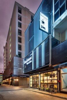 siam subway hostel and cafe