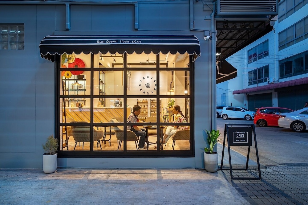 siam subway hostel and cafe
