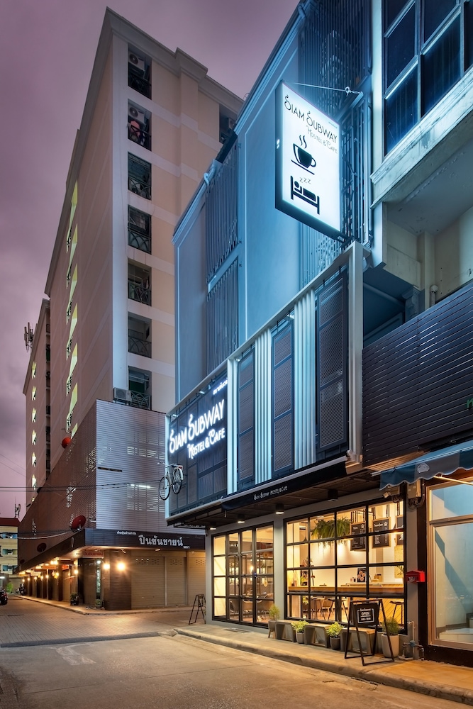 siam subway hostel and cafe