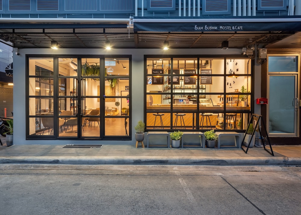 siam subway hostel and cafe