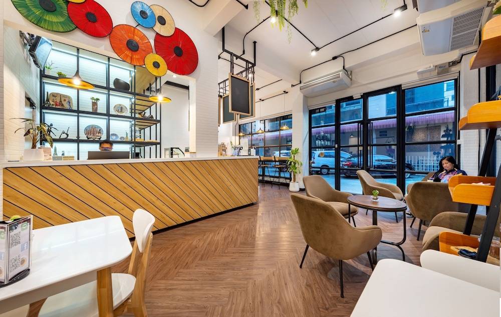 siam subway hostel and cafe