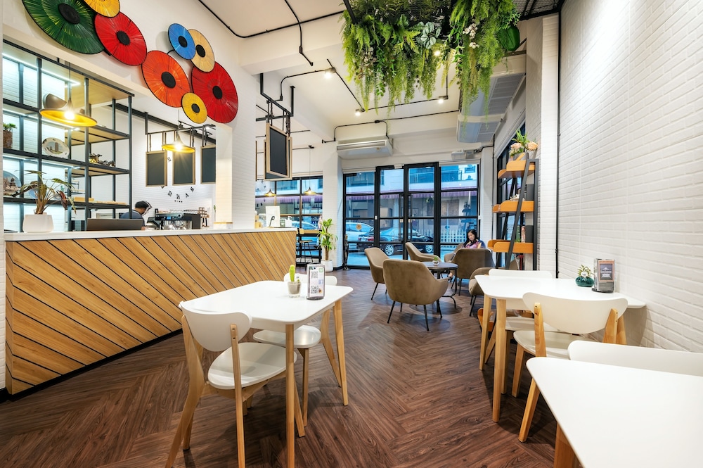 siam subway hostel and cafe