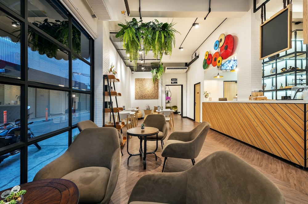 siam subway hostel and cafe