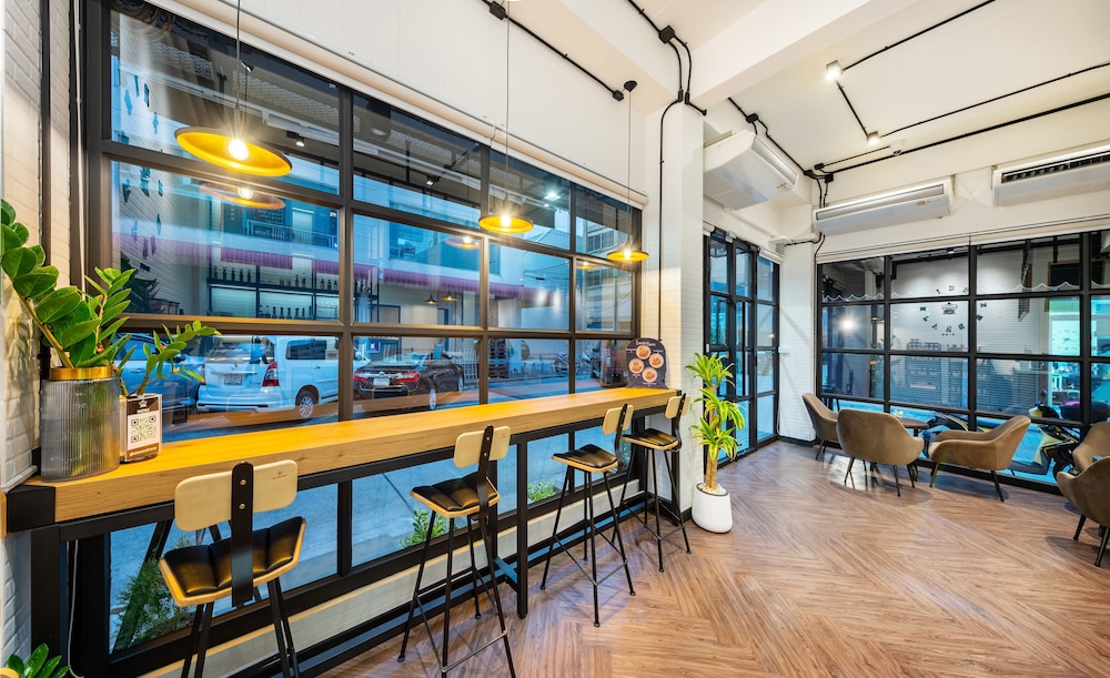 siam subway hostel and cafe