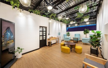 siam subway hostel and cafe