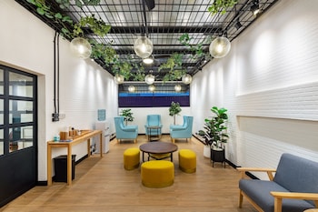 siam subway hostel and cafe