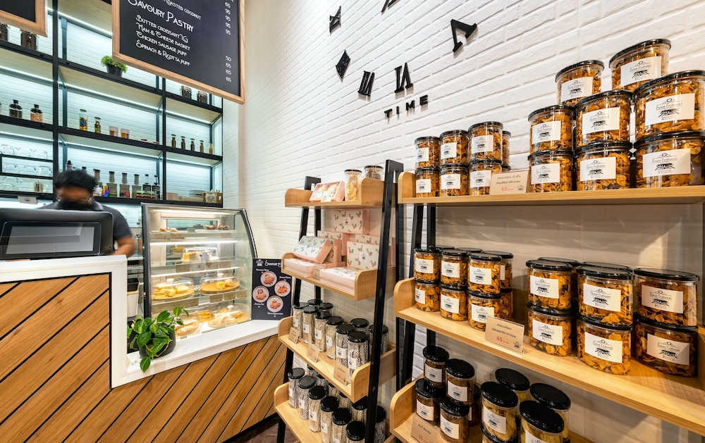 siam subway hostel and cafe