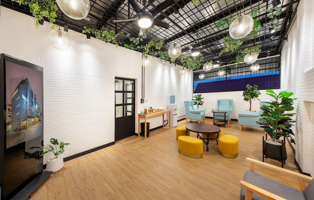 siam subway hostel and cafe