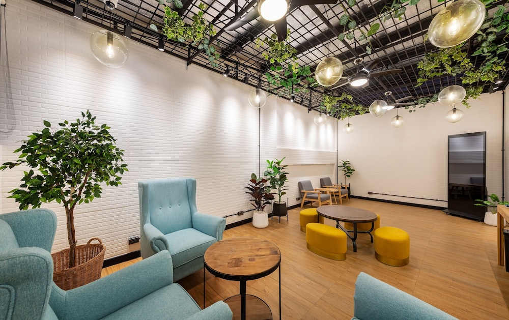 siam subway hostel and cafe