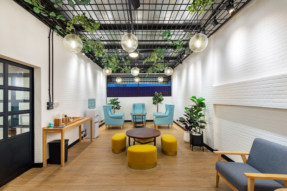 siam subway hostel and cafe