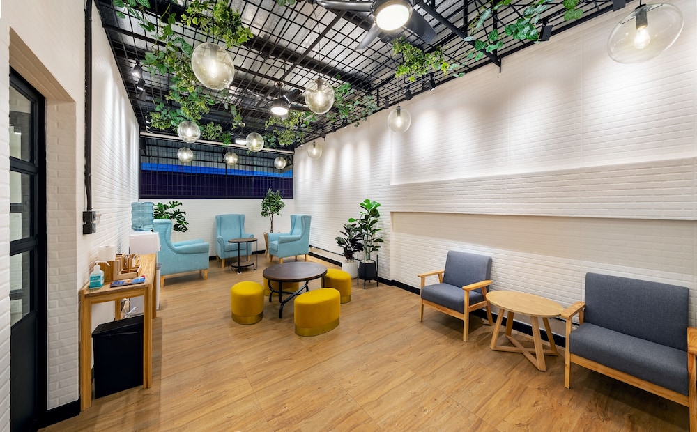 siam subway hostel and cafe