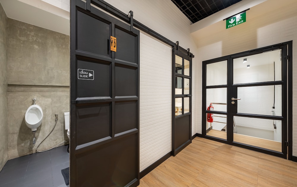 siam subway hostel and cafe