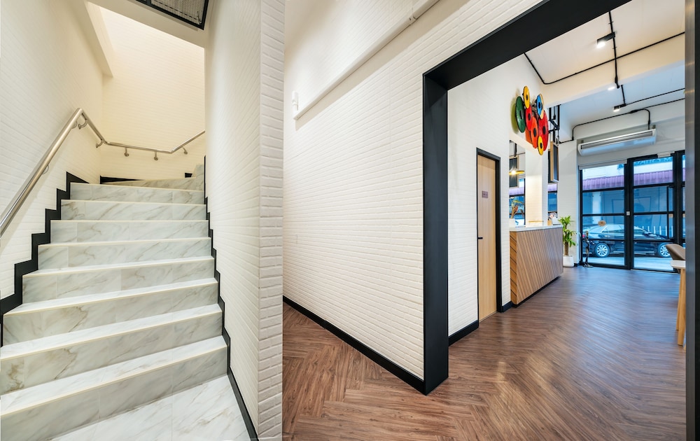 siam subway hostel and cafe