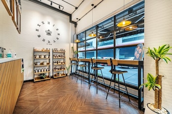 siam subway hostel and cafe