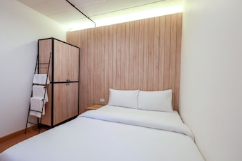 siam subway hostel and cafe