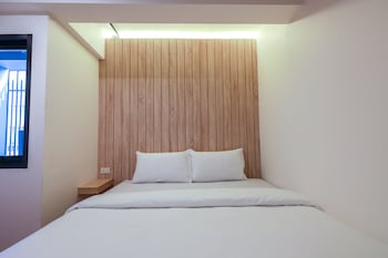 siam subway hostel and cafe