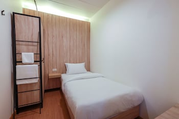 siam subway hostel and cafe