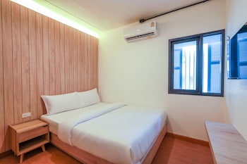 siam subway hostel and cafe