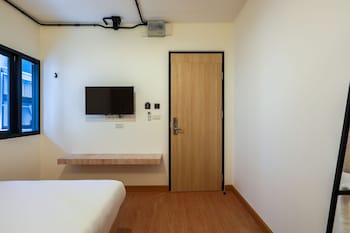 siam subway hostel and cafe