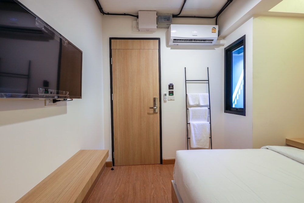 siam subway hostel and cafe