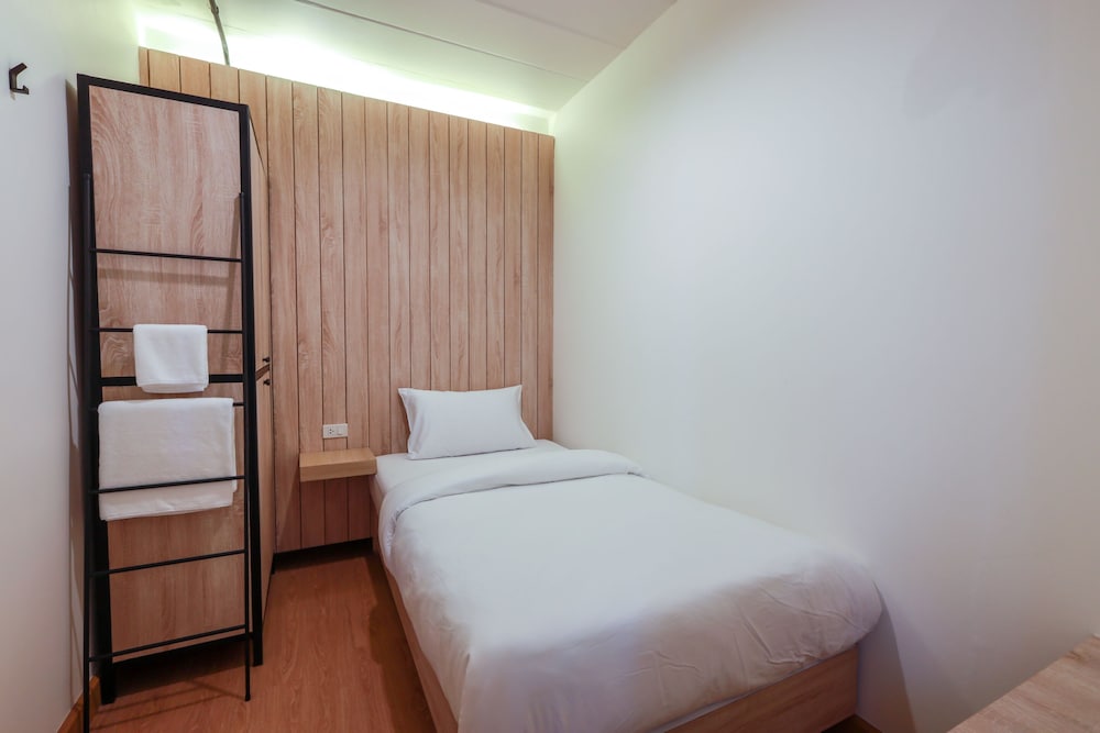 siam subway hostel and cafe