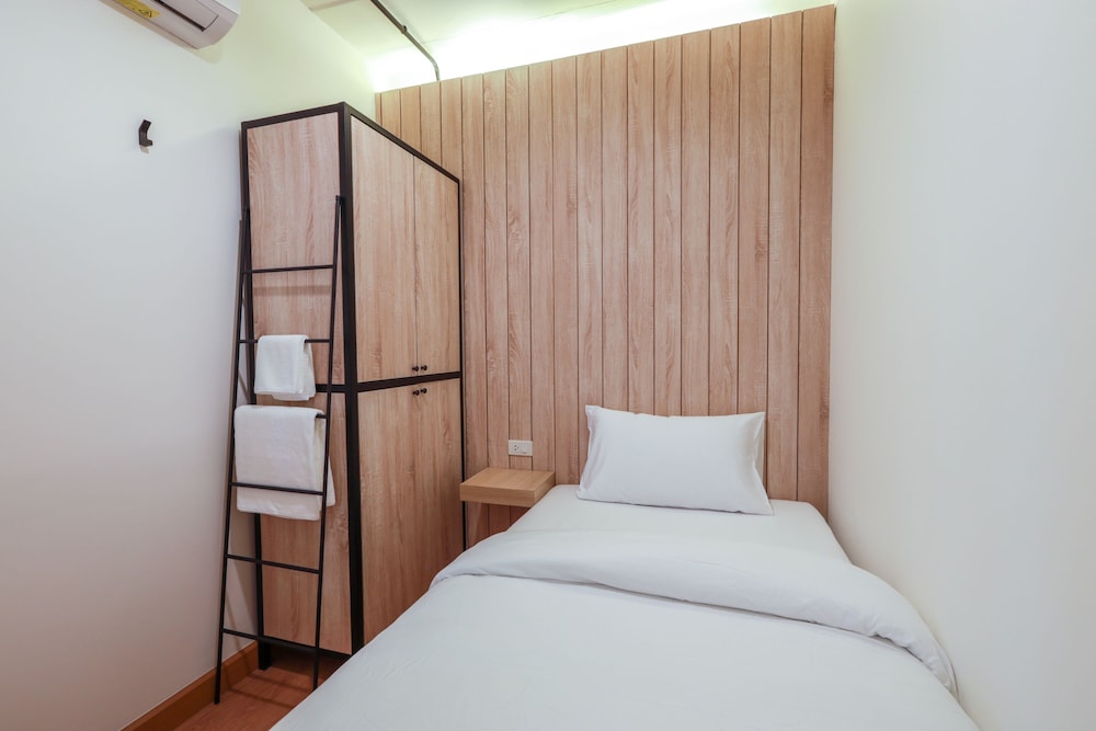 siam subway hostel and cafe