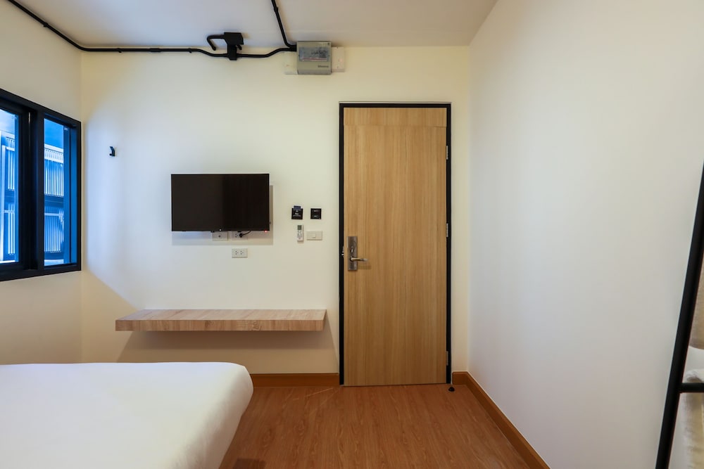 siam subway hostel and cafe