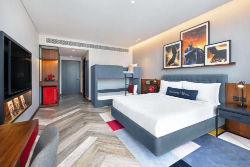the wb abu dhabi curio collection by hilton