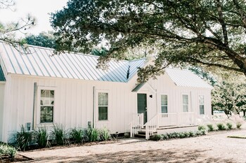 Farmstead Round Top,,3 star