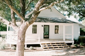 Farmstead Round Top,,3 star