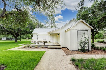 Farmstead Round Top,,3 star