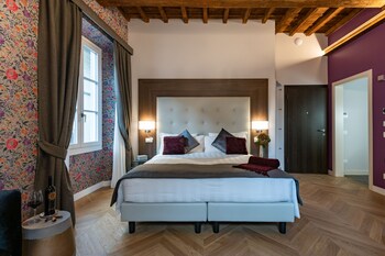 kairos by florence art apartments