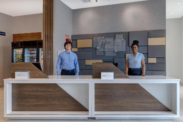 holiday inn express and suites glendale downtown an ihg hotel