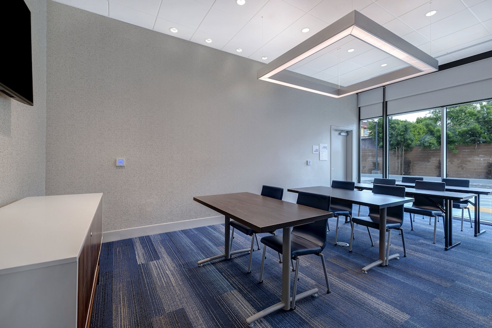 holiday inn express and suites glendale downtown an ihg hotel