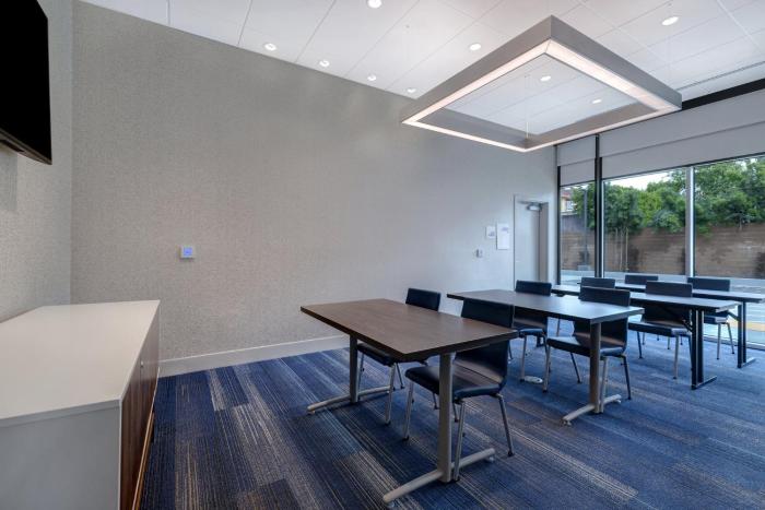 holiday inn express and suites glendale downtown an ihg hotel