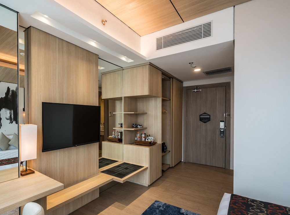 louis kienne chadstone cikarang