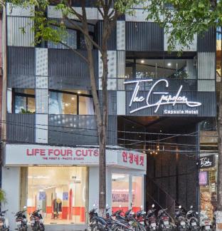 the garden capsule hotel