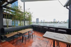 the garden capsule hotel