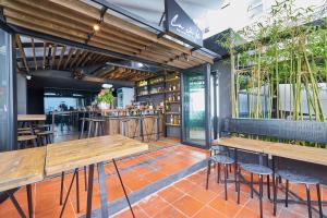 the garden capsule hotel