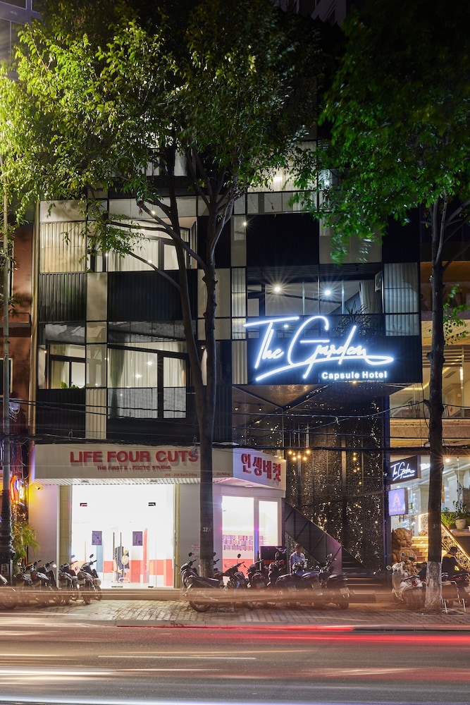 the garden capsule hotel