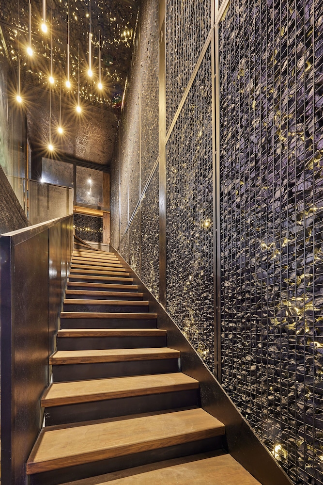 the garden capsule hotel