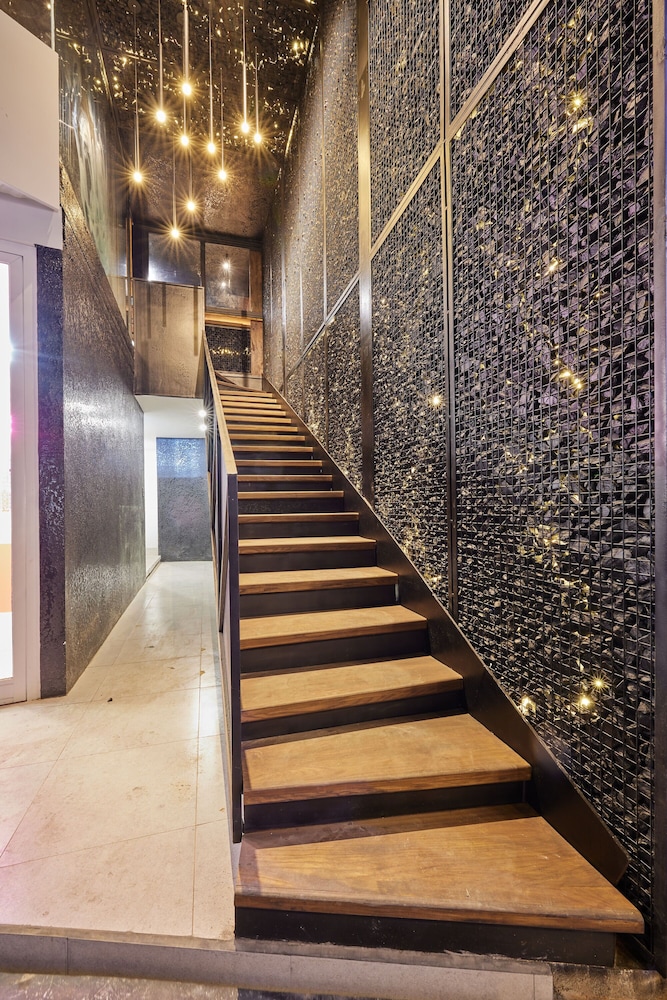 the garden capsule hotel