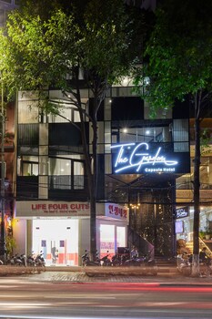 the garden capsule hotel