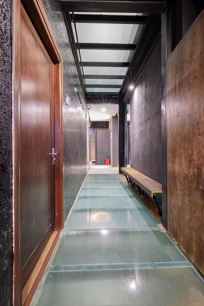 the garden capsule hotel