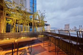 the garden capsule hotel