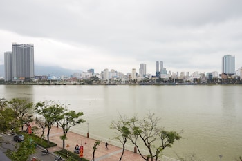 the garden capsule hotel