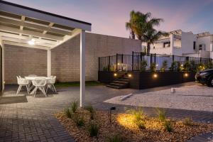 deco beach luxury apartments