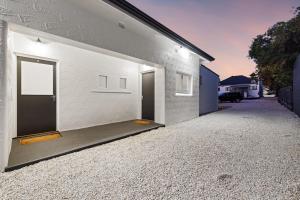 deco beach luxury apartments