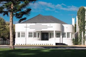 deco beach luxury apartments