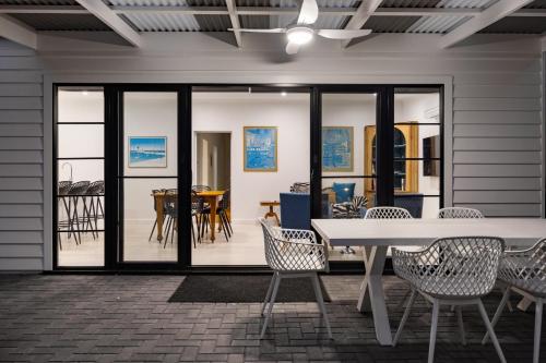 deco beach luxury apartments